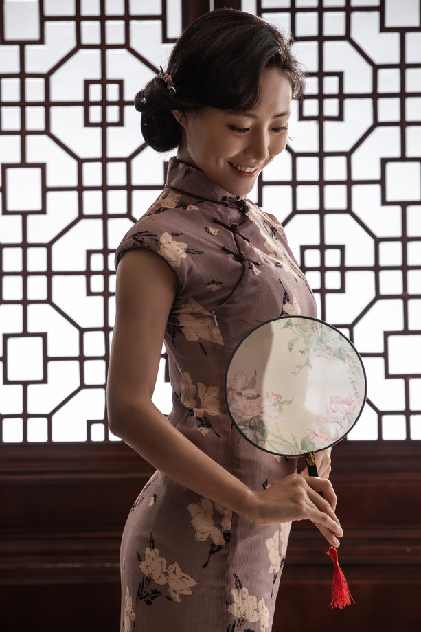穿旗袍拿着扇子的东方女人 穿旗袍拿着扇子的东方女人