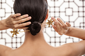 调整发簪的东方女人照片