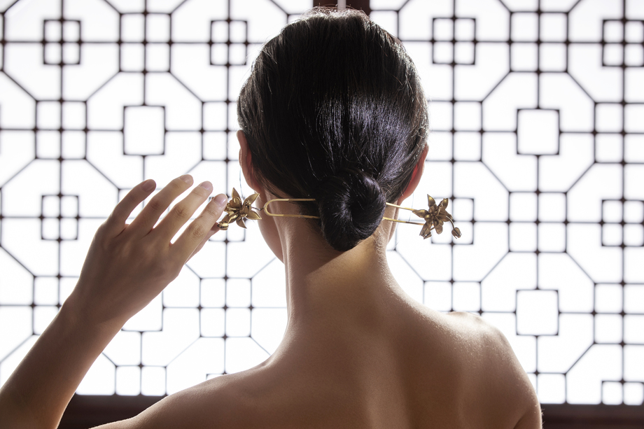 梳着中式发髻的东方女人 梳着中式发髻的东方女人