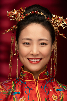 漂亮的中式新娘妆面特写图片