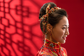 漂亮的中式新娘侧面图片