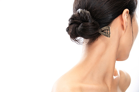 梳着中式发髻的东方女人