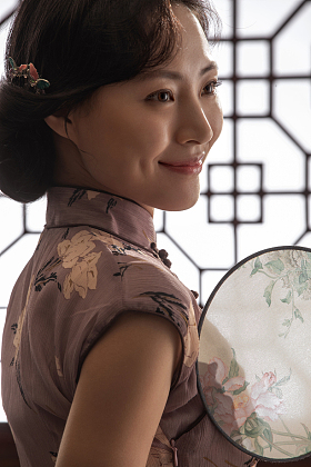 穿旗袍拿着扇子的东方女人