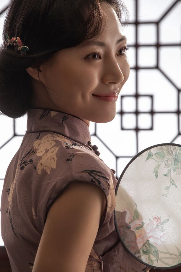 穿旗袍拿着扇子的东方女人
