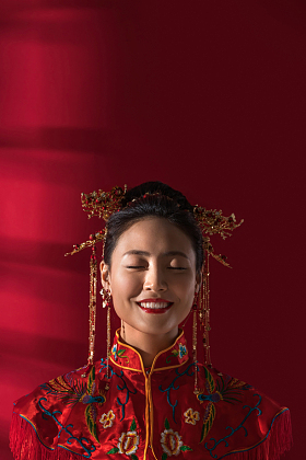 漂亮的中式新娘闭着眼睛享受图片