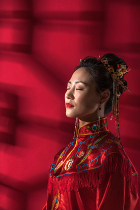 优雅的中式新娘闭着眼睛