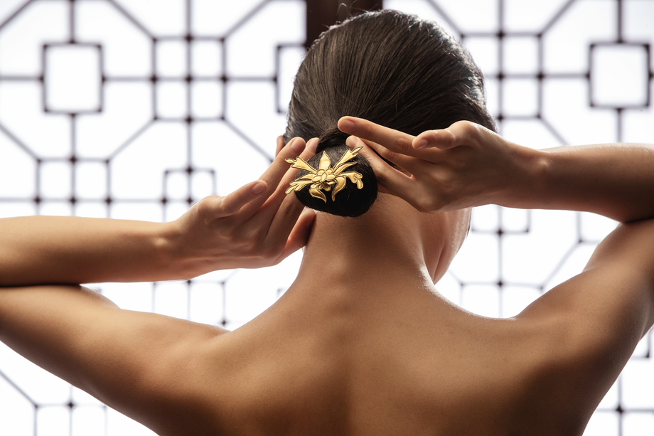 正在梳中式发髻的东方女人 正在梳中式发髻的东方女人