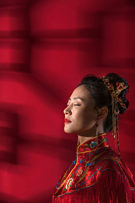 优雅的中式新娘闭着眼睛照片