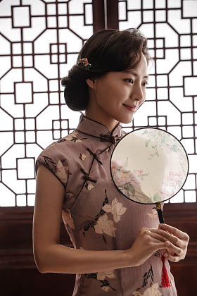 穿旗袍拿着扇子的东方女人