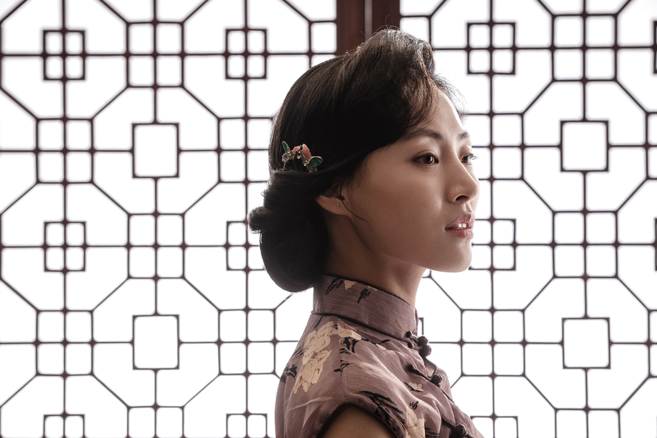 高雅的穿旗袍的东方女人 高雅的穿旗袍的东方女人