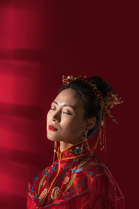 中式新娘闭着眼睛放松图片