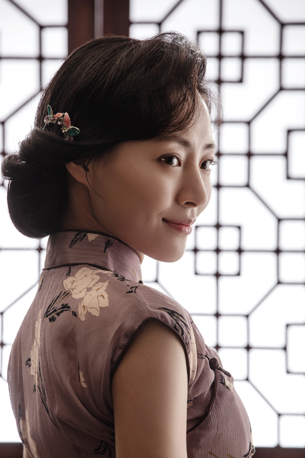 穿旗袍的东方女人