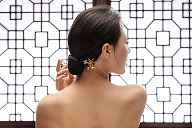 正在调整发髻中簪子的东方女人