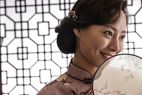 穿旗袍的东方女人和扇子