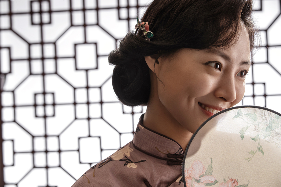 穿旗袍的东方女人和扇子 穿旗袍的东方女人和扇子