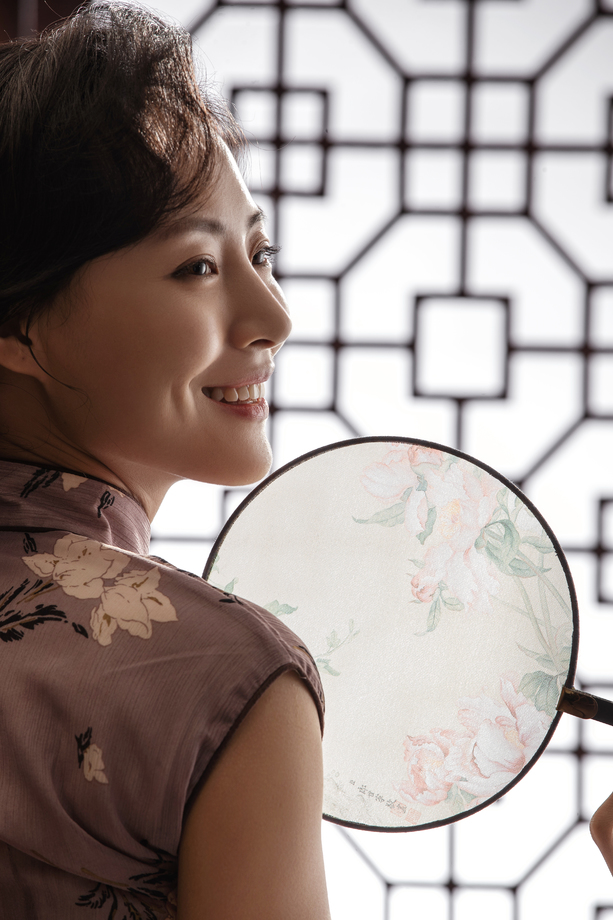 穿旗袍拿着扇子的东方女人 穿旗袍拿着扇子的东方女人