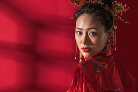 漂亮的中式新娘回头看图片