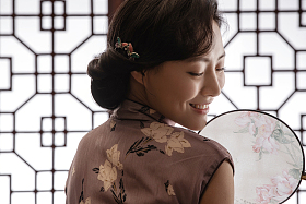 穿旗袍的东方女人和扇子图片