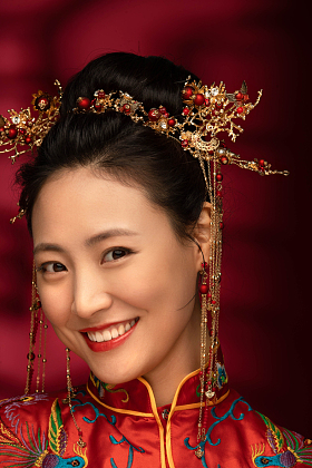 漂亮自信的中式新娘特写图片