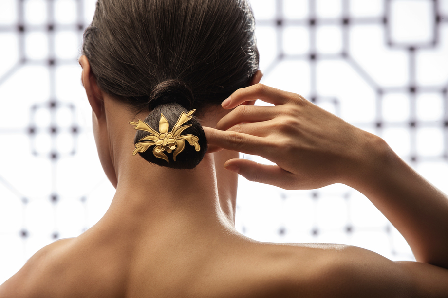 正在梳中式发髻的东方女人照片 正在梳中式发髻的东方女人照片