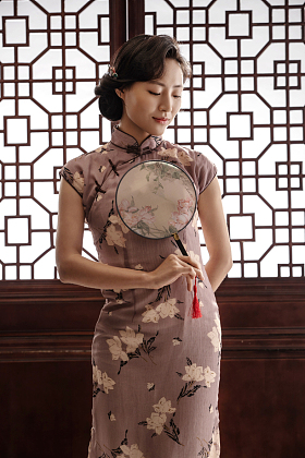 穿旗袍拿着扇子的东方女人