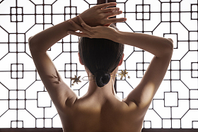 梳着中式发髻跳舞的东方女人图片