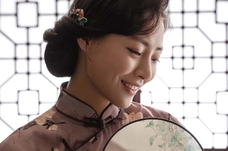 穿旗袍的东方女人和扇子图片 穿旗袍的东方女人和扇子图片
