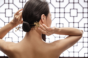 正在调整发髻中簪子的东方女人