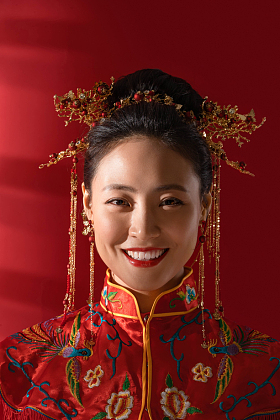 漂亮的中式新娘妆面造型图片