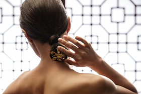 正在梳中式发髻的东方女人图片