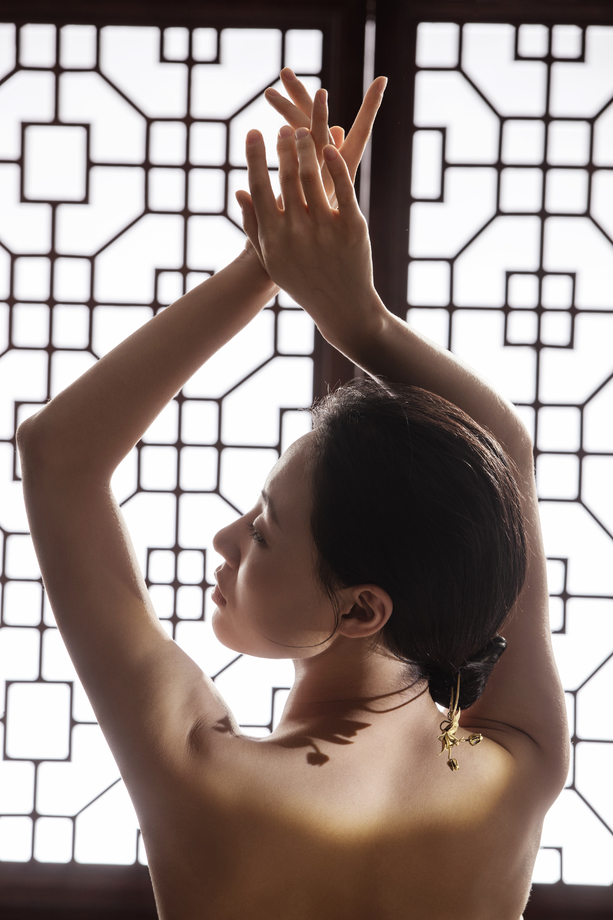 梳着中式发髻跳舞的东方女人 梳着中式发髻跳舞的东方女人