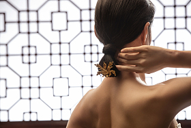 正在梳中式发髻的东方女人