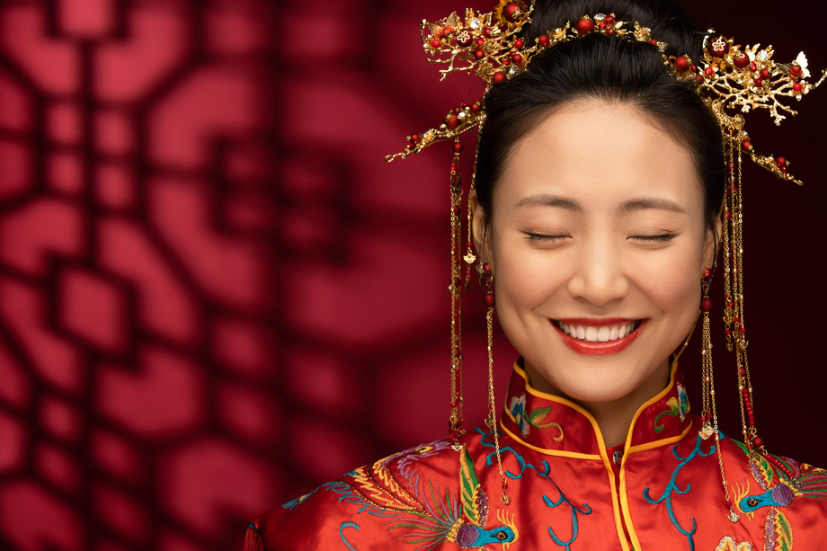 漂亮的中式新娘闭着眼睛笑图片