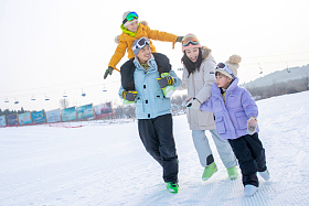 滑雪场上步行的一家四口图片