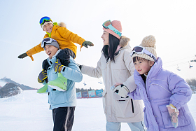 滑雪场上步行的一家四口图片