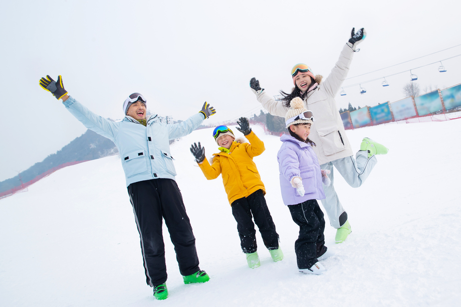 快乐家庭在雪地上嬉戏