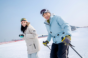快乐的青年伴侣在滑雪场滑雪