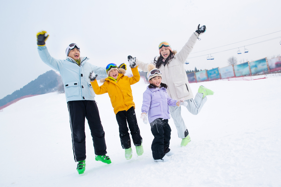 快乐家庭在雪地上嬉戏图片