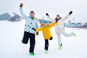 快乐的三口家庭在雪地上嬉戏