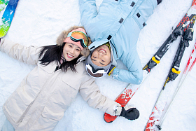 快乐的青年伴侣躺在雪地上图片