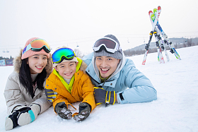 幸福的一家三口趴在雪地上
