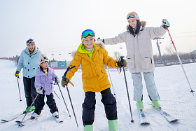 滑雪场内滑雪的一家四口图片