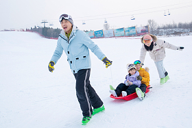 玩雪上滑板幸福的一家四口图片