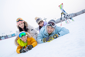 幸福的一家四口趴在雪地上