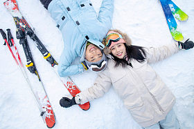快乐的青年伴侣躺在雪地上图片