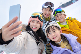滑雪场上一家四口搂在一起自拍