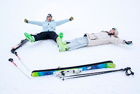 青年伴侣放松的躺在雪地上图片
