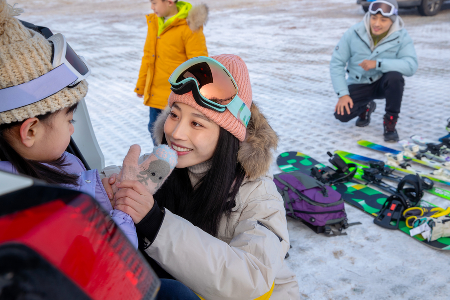 停车场上给女儿暖手的母亲 停车场上给女儿暖手的母亲