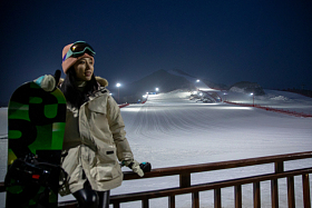 夜晚青年女人坐在护栏上图片