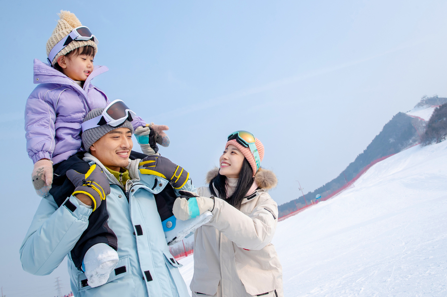 滑雪场上快乐玩耍的三口之家图片